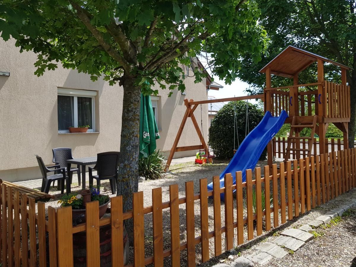 Borostyánkert Étterem&Vendégház Sitke Exterior foto
