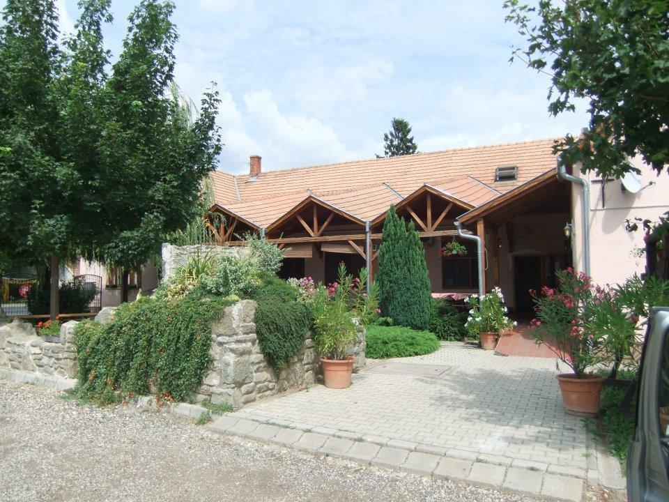 Borostyánkert Étterem&Vendégház Sitke Exterior foto