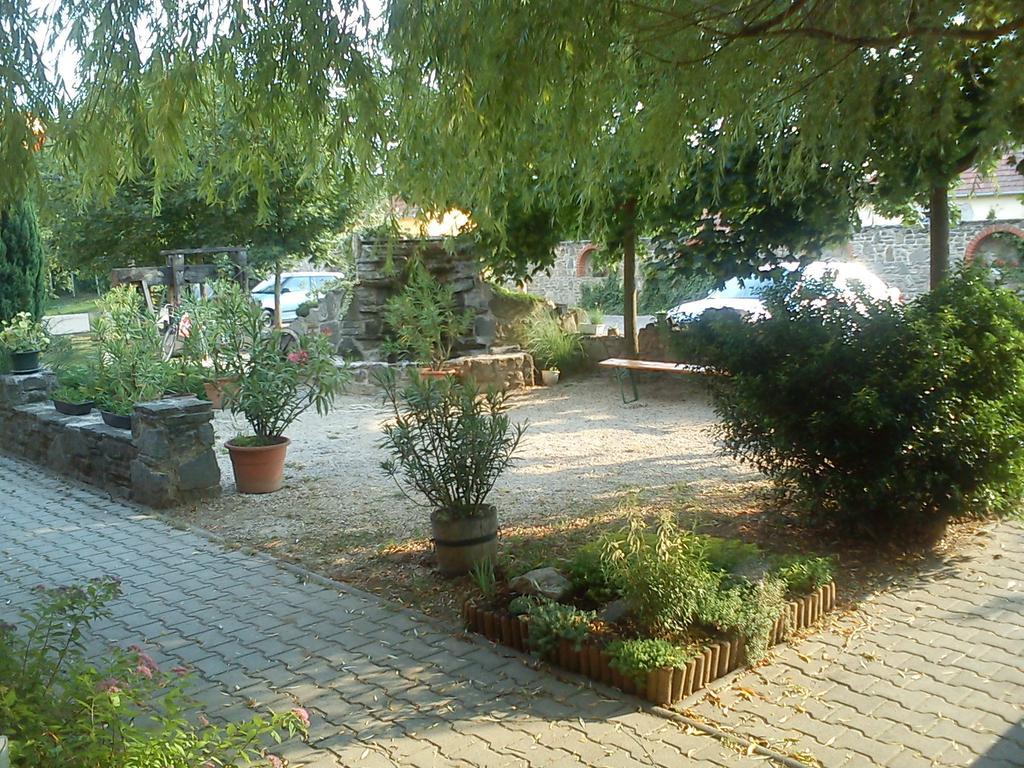 Borostyánkert Étterem&Vendégház Sitke Exterior foto