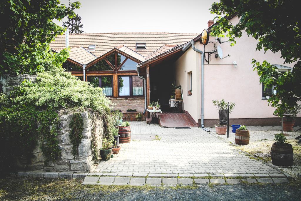 Borostyánkert Étterem&Vendégház Sitke Exterior foto